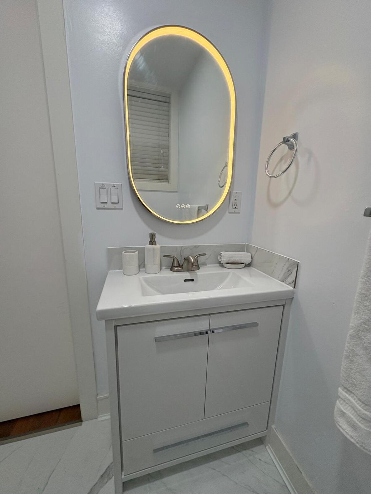 Guest With Private Bath In Langford Privatunterkunft