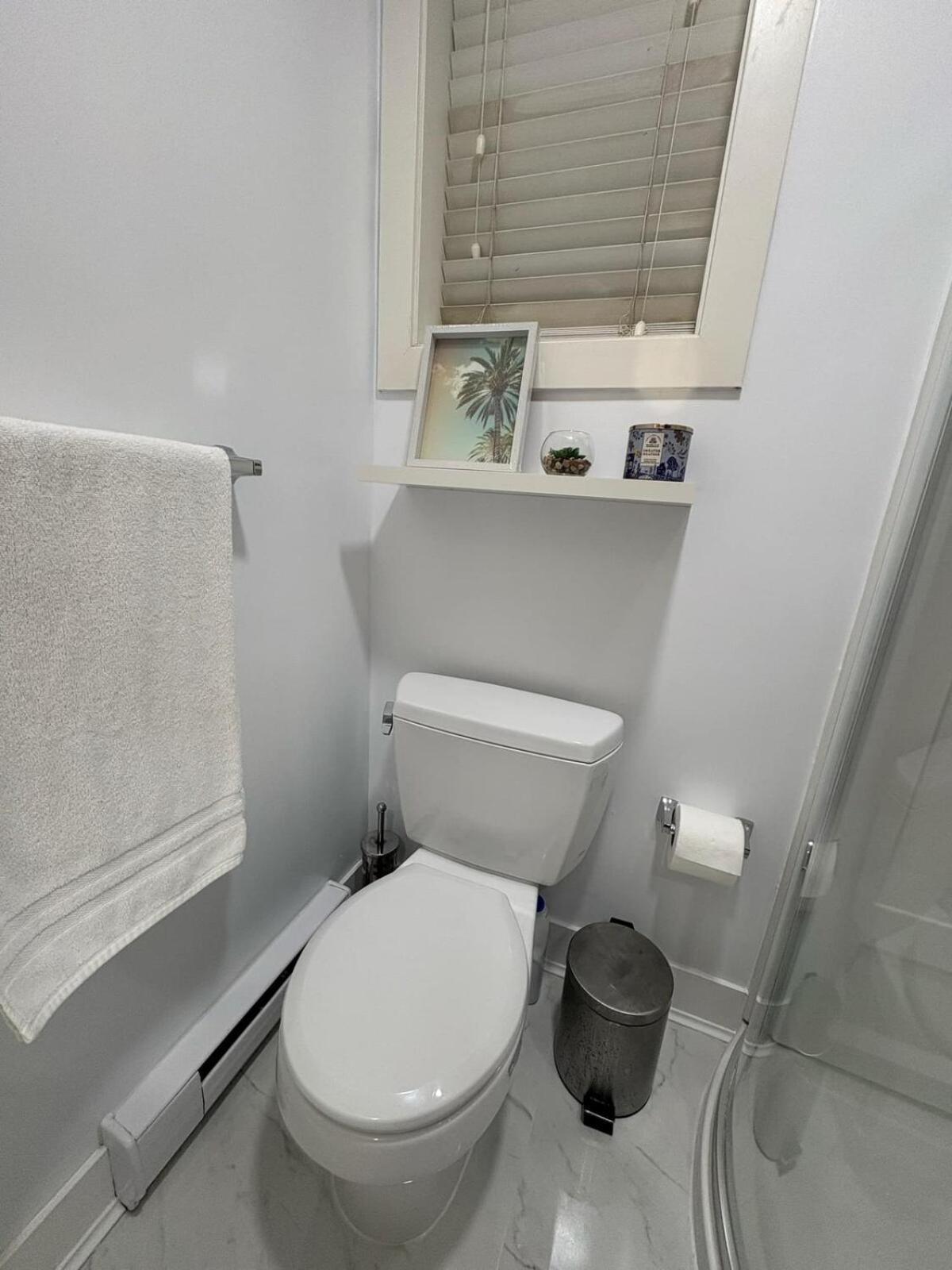 Guest With Private Bath In Langford *